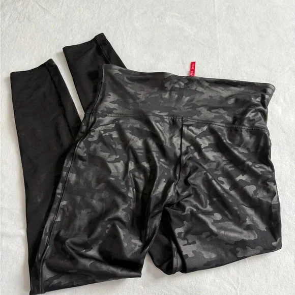 SPANX Black‎ Camo Leggings - Size XL - Picture 6 of 8